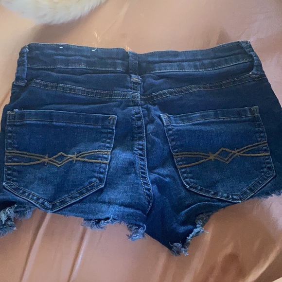 Short shorts - Picture 2 of 2